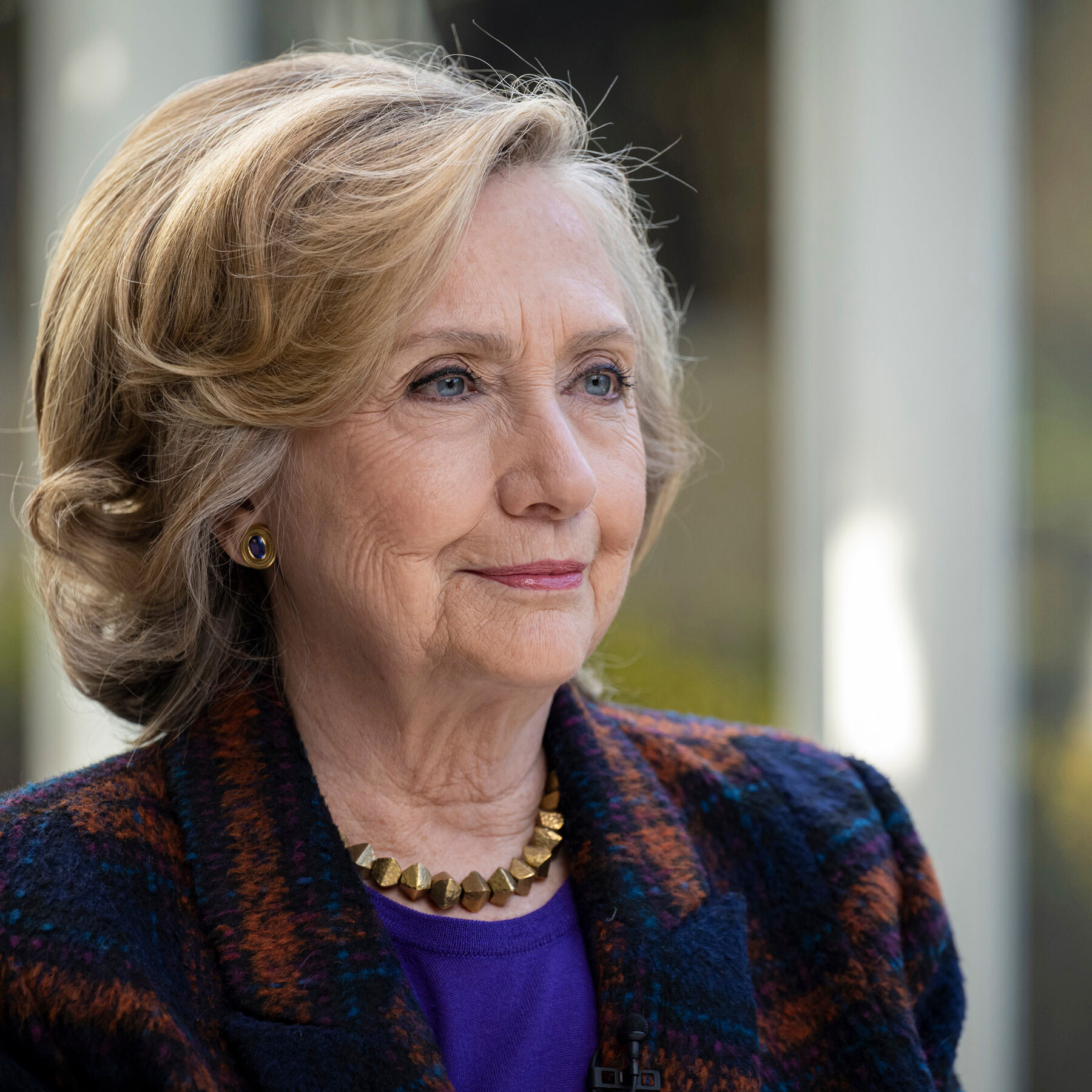 Preview for Elegant-woman-portrait-hillary-background-2bc29