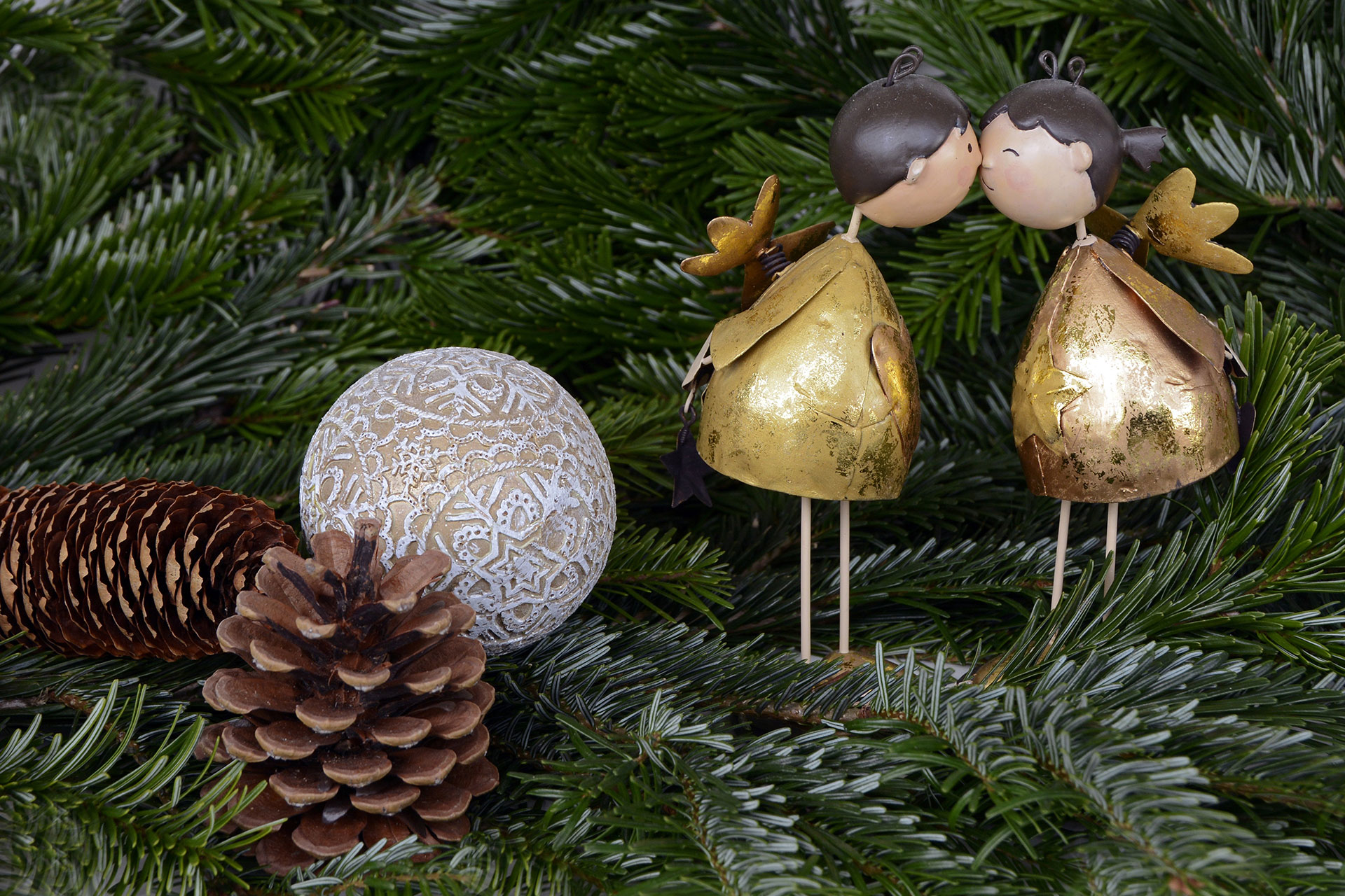 Preview for Christmas-decoration-ideas-golden-figurines-abies-background-cb82f